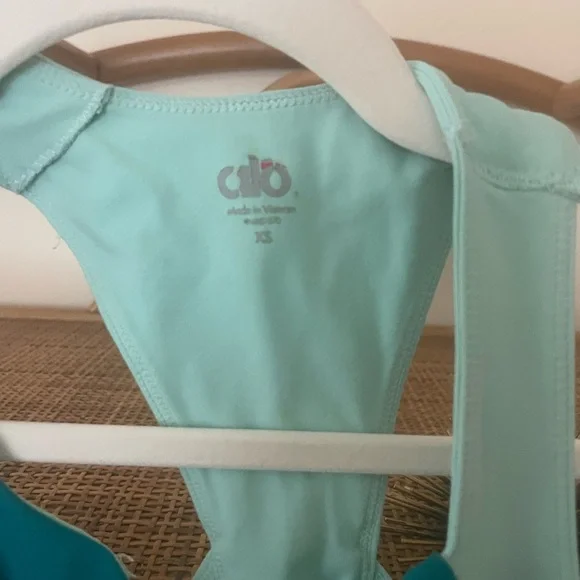 5/$25 Alo Yoga structured workout women’s colorblock tank - Picture 4 of 4